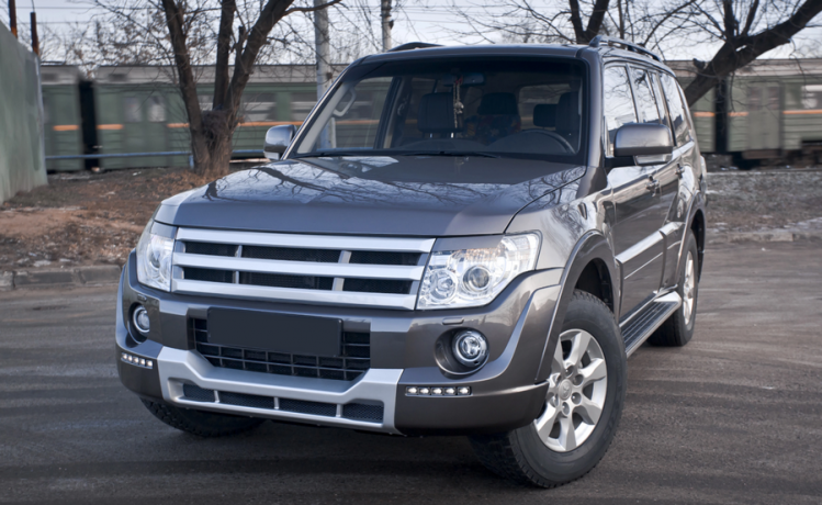 Накладка (юбка) переднего бампера "Broomer Design" (Без ДХЛ) для Mitsubishi Pajero IV (2006-2015) купить недорого с доставкой в Томилино